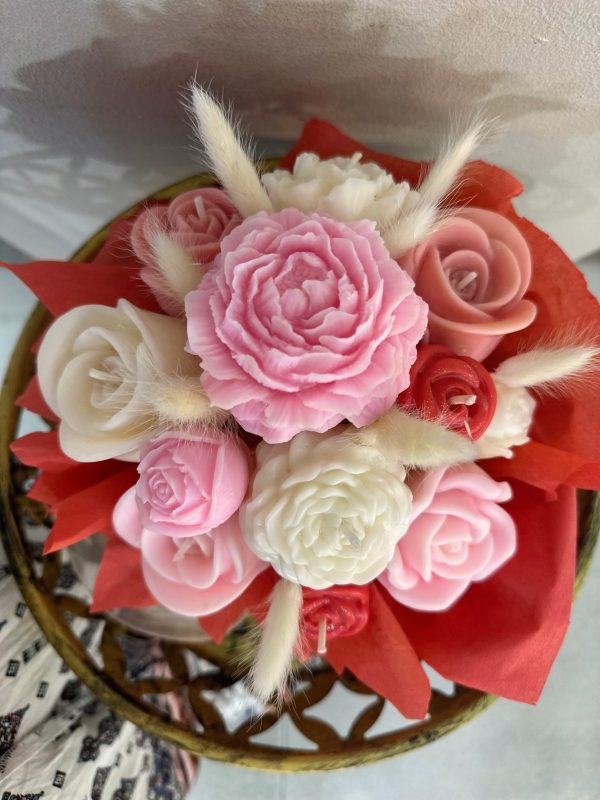 Arreglo Floral Aysa de Velas Artesanales Aromáticas con esencia de Frutos rojos y lavanda.
