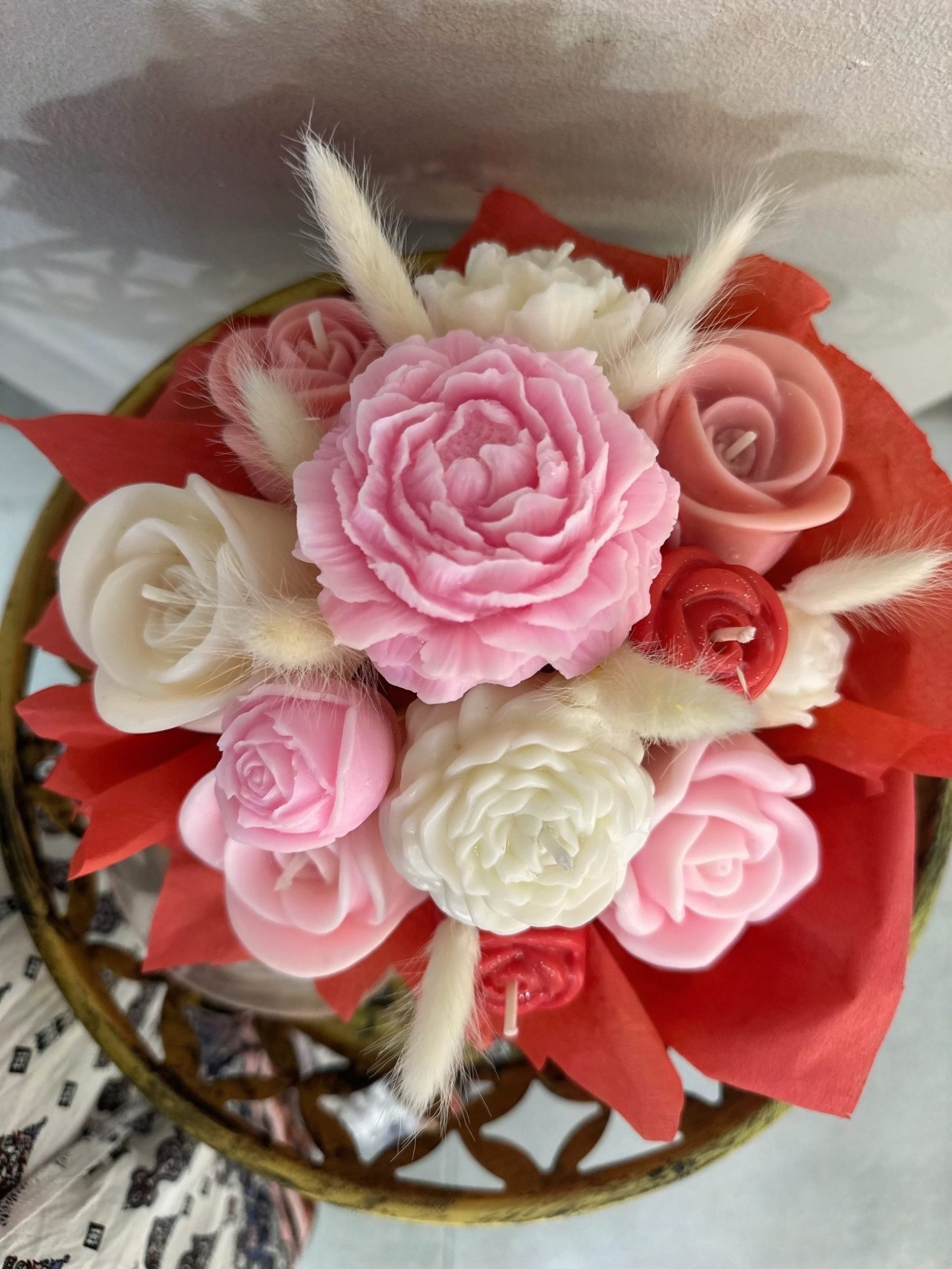 Arreglo Floral Aysa de Velas Artesanales Aromáticas con esencia de Frutos rojos y lavanda.